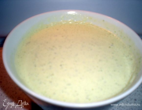 Для соуса берем сметану,измельченный чеснок и зелень(у меня кинза).Все отправляем в блендер,посолить по вкусу.