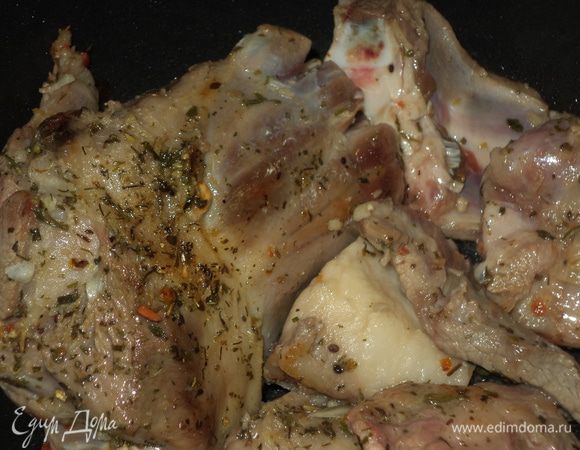  с двух сторон, нам нужно "запечатать" мясо!