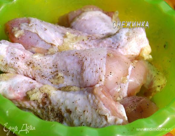 Маринуем куриные ножки. Посыпаем солью, перцем. Чеснок очищаем, пропускаем через пресс и натираем ножки. Оставляем минут на 10. Можно подготовить вечером, оставив до следующего дня.