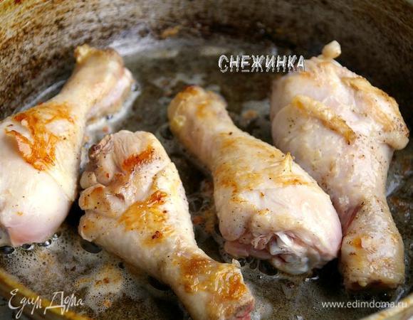 В сковороде разогреваем 2 ст.л. оливкового масла и 1 ст.л. сливочного. Обжариваем ножки на среднем огне с двух сторон.