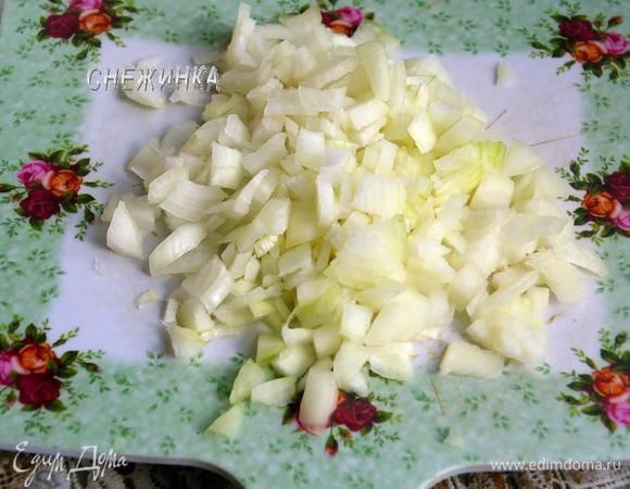 Лук чистим, моем, нарезаем небольшим кубиком. 