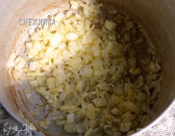 В кастрюле или сотейнике, в которой будем тушить ножки, разогреваем оставшиеся оливковое и сливочное масло. Обжариваем лук до прозрачности.