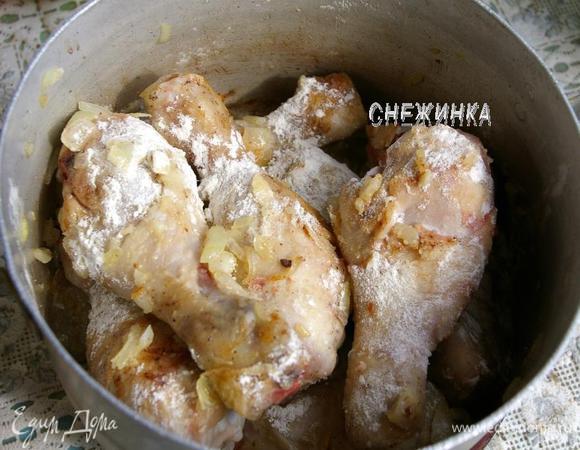 Кладём ножки в кастрюлю к луку, перемешиваем. Насыпаем муку.