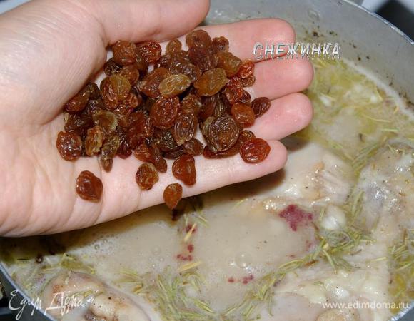 …затем изюм. Накрываем крышкой и тушим 35 минут.