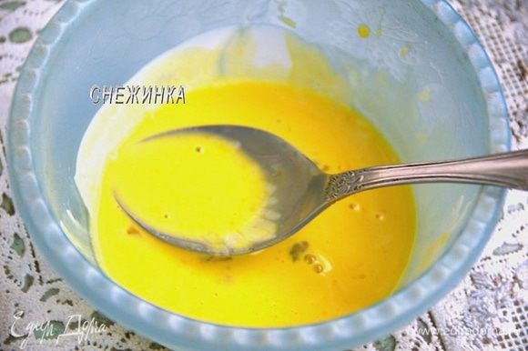Для соуса желток растираем со сливками (сметаной) и добавляем несколько ложек по вкусу соуса из кастрюли.