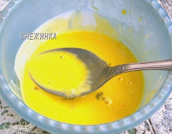 Для соуса желток растираем со сливками (сметаной) и добавляем несколько ложек по вкусу соуса из кастрюли.