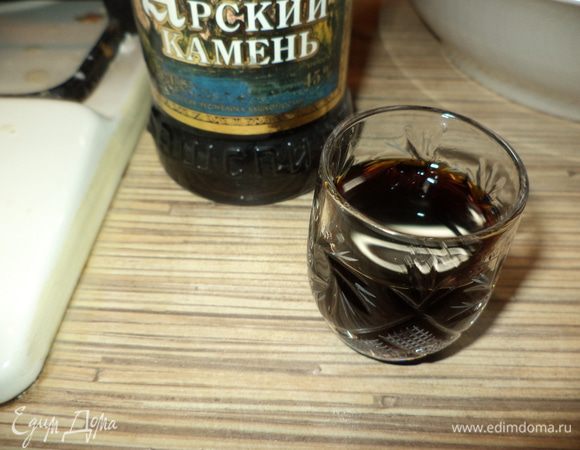 Добавим 20 г бальзама. Я думаю в каждой местности есть свои настойки на травах,они  очень насыщенные  ароматами и немного сладкие,здесь главное не переборщить,это не вино и даже не коньяк! Рюмочка у меня 30 мл!