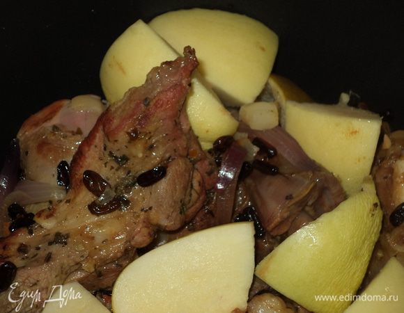 Накрываем крышкой и ставим на самую маленькую комфорку томиться! Я жидкости не добавляла, у меня все дало достаточно сока,ну если необходимо то можно немного добавить водички,когда мясо уже будет практически готово и отходить от косточки,нарежем крупными кусочками айву и пусть потушиться еще минут 10-15 айва должна быть мягкой, но не развариться!