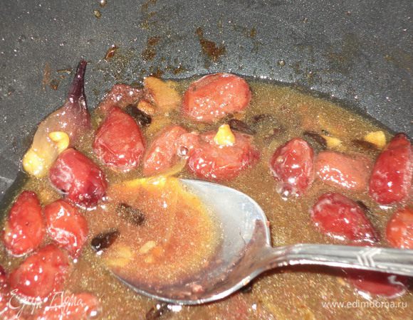 и добавим в соус в кастрюле,разомнем ягоды по возможности и дадим всему этому богатству покипеть минут 5