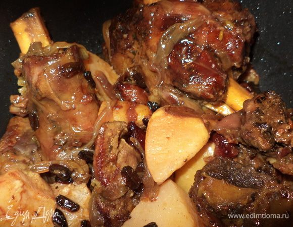 и вернем опять в кастрюлю минут на 10. Затем просто даем немного постоять. Все наше мясо готово