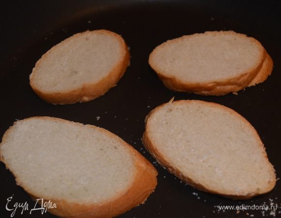 Хлеб обжарить на сухой сковороде,чтобы он стал сухим. Или его можно обжарить в тостере. 