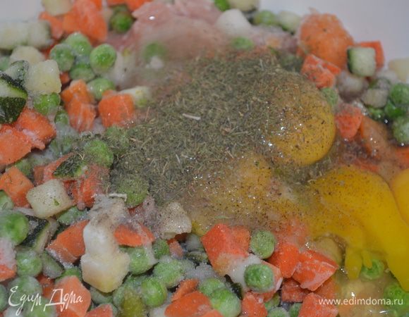 Добавить яйца,сухари и специи, вымесиь все как следует руками. 