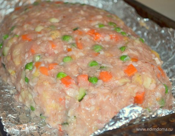 Противень застелить фольгой, выложить на него фарш и руками сформировать батон. 
