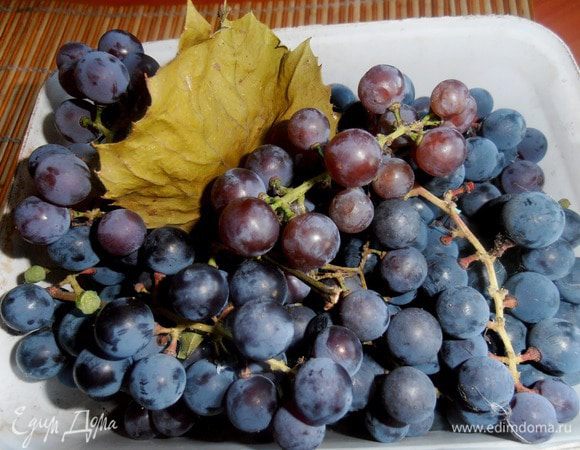 Итак, с огорода привезли виноград, промыли. Ставим варить типа компота из ягод, воды и сахара. Процеживаем и отставляем.