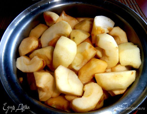 Чтобы избежать жирных взбитых сливок, я придумала что-то типа яблочного соуса со сметаной для верха. Для этого самые разные неказистые яблочки очищаем полностью от кожуры и серединки!