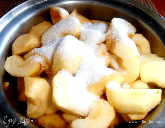 Доливаем полстакана воды, сахар, ваниль и ставим на медленный огонь, обязательно перемешивая!