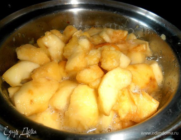 Через минут 5 варки получаем тушёные яблочки.
