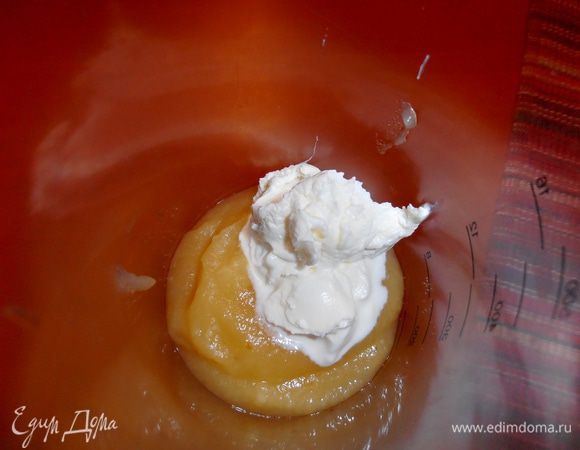 Сразу уточню, что на две мисочки желе данного пюре многовато, поэтому я отложила часть в стакан для блендера и добавила столько же густой сметаны. Получилось по 4 ст. л. и яблок и сметаны, но можно менять пропорции по вкусу! Внимание! Пюре желательно остудить, иначе сметана поплывёт! (Я не до конца остудила, поэтому жидковато получилось!)