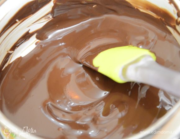 Растопить шоколад на водяной бане.