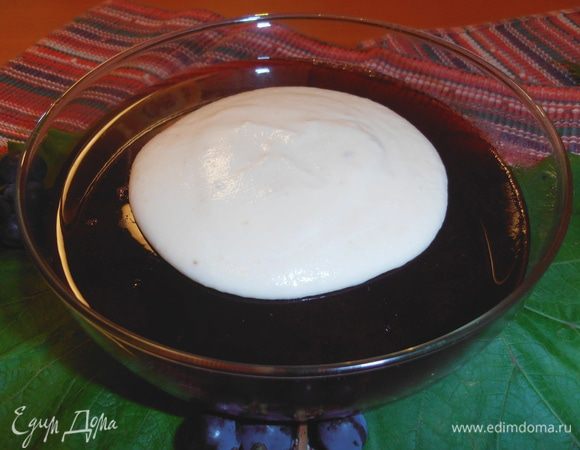 Достаём из холодильника желе и поливаем наш мусс,сколько душе угодно! Я решила не до краёв, чтобы было место для украшения)))