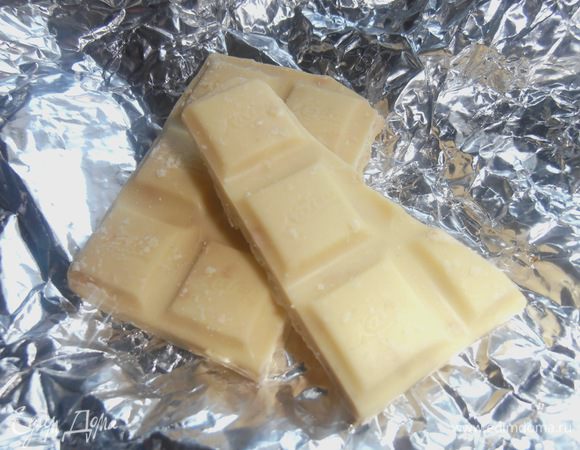 Белый шоколад отлично смотрится на гранатовом желе...