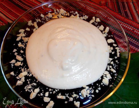 Посыпаем по краям, изрубив его в крошку...