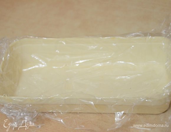 Форму для шоколада застелить пищевой пленкой или фольгой.