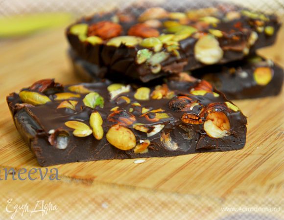 Когда шоколад застынет, разрезать на кусочки горячим ножом.