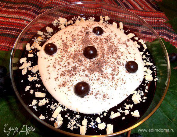 Чёрный тёртый шоколад (я уже писала, что заранее натираю всю плитку и храню в коробочке для десертов!) красиво смотрится на муссе!