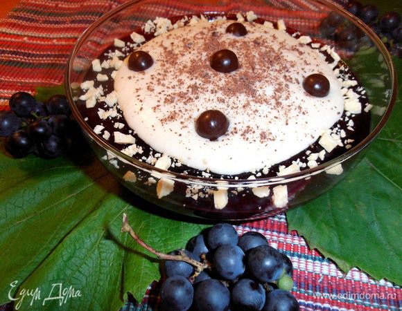 Нашлось немного шоколадного драже - оно сладкое и с кисленьким желе отлично сочетается!