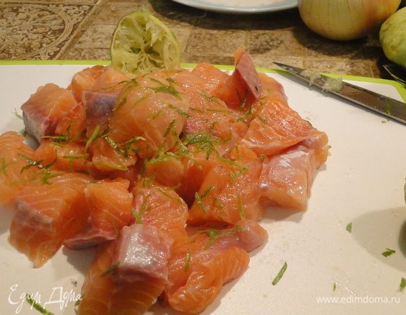 Рис бросить в кипящую воду, проварить 10 минут, откинуть на дуршлаг.
Рыбу порезать, полить соком лайма, добавить цедру, можно вочеширский соус, перемешать несколько минут, затем перемолоть (не совсем мелко), одновременно добавляя 2 зубчика чеснока, отставить в сторону.
