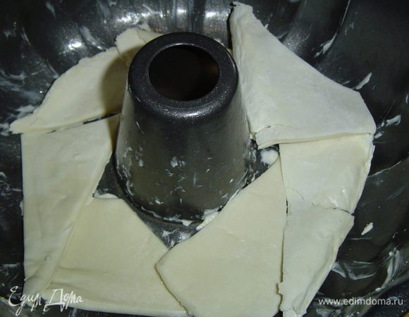 Форму смазываем маслом, яблоки очищаем от сердцевин, нарезаем и часть укладываем на тесто,