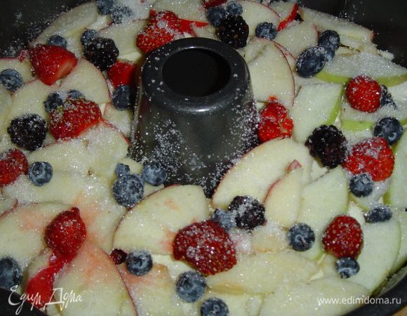 сверху кладем ягоды и посыпаем небольшим кол-вом сахара. Далее опять слой теста, яблоки, ягоды и так до окончания теста и фруктов, но последним должен быть слой теста.