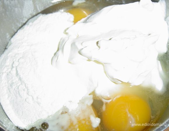 Готовим заливку, для этого смешиваем яйца, сметану, крахмал и 50 г сахара, перемешиваем до однородной массы.