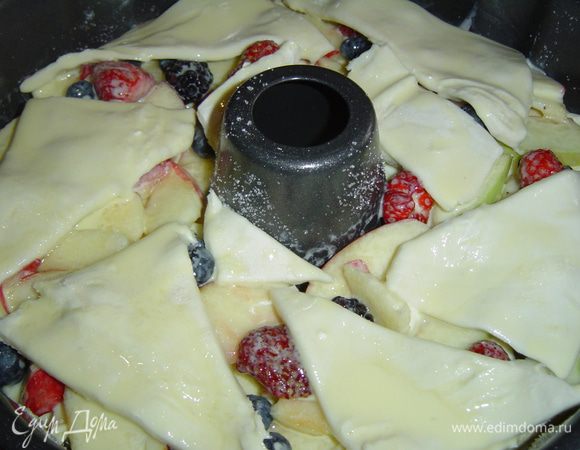 Заливку выливаем сверху на пирог и отправляем в духовку, выпекаем при температуре 180 гр. до золотистого цвета.