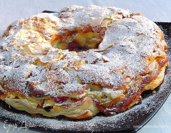 Переворачиваем готовый остывший пирог на блюдо, посыпаем сахарной пудрой.