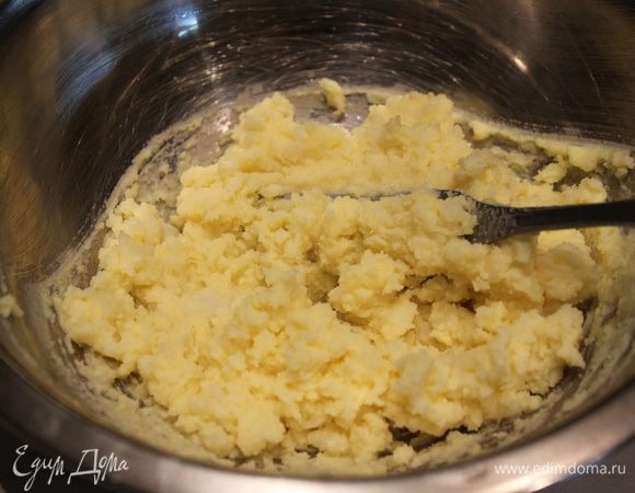 Отварной картофель размять вилкой, добавить мягкое масло, 1 яйцо, соль и перец. Все тщательно перемешать и немного взбить
