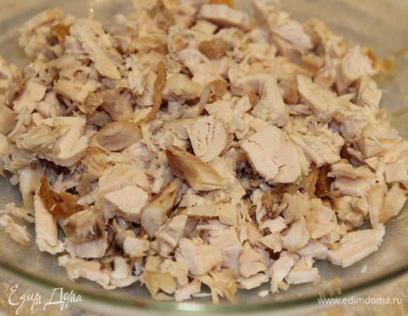 Копченое мясо курицы (или отварное) мелко нарезать