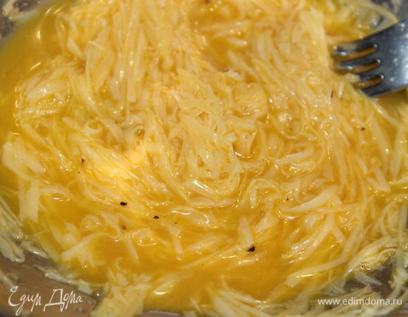 Второе яйцо взбить, добавить в него тертый сыр, сахар, соль и перец...все перемешать