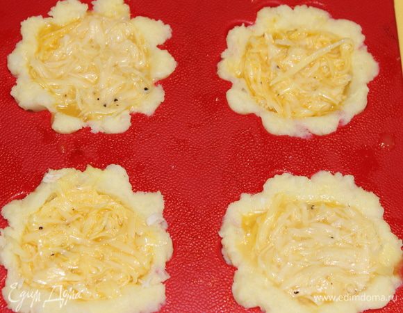 Залить сверху яично-сырную смесь