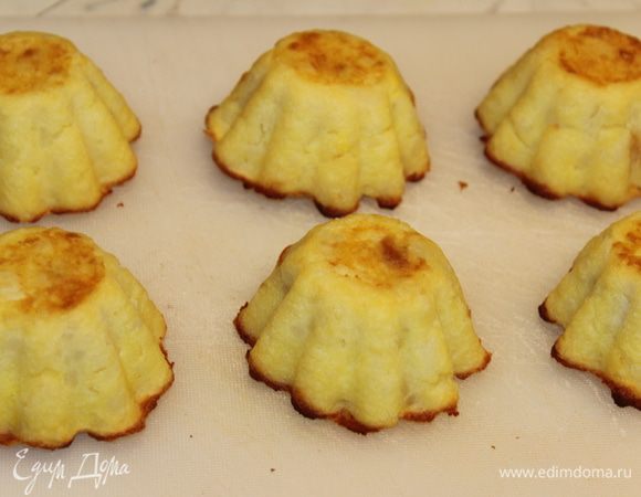 Поставить в разогретый духовой шкаф (220 градусов) и запекать 20 минут. После готовности формочки можно перевернуть и выложить кексы на тарелку. Будьте уверены, они без труда отстают от стенок и очень хорошо сохраняют форму