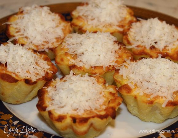 Закусочные пирожные готовы. По внешнему виду не скажешь, что они вовсе не сладкие, а мясные! Безумно вкусные, сочные и сытные! Подавать горячими, посыпав сверху тертым Пармезаном. Угощайтесь и наслаждайтесь!