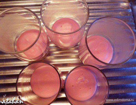 Приготовить нижний слой десерта:
В большой керамической кружке смешать холодное молоко, сироп и творог, взбить смесь венчиком и распустить в ней кисель. Поставить кружку в микроволновку на 1 минуту (до образования густого бледно-розового киселя)  при мощности "Разморозка" (через каждые 15 секугд открывать дверцу и помешивать смесь). Разлить кисель в стаканы и поставить их в холодильник на 15-20 минут до  загустения.
