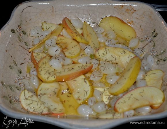 Разогреть духовку до 200гр.
Разогреть сковороду на сред-высоком огне.Добавить 1 ч.л раст.масло. Добавить лук и жарить примерно 2 мин.Затем добавить яблоки дольками.Переложить все в жаропрочное блюдо и поставить в духовку на 10мин. Затем достать из духовки и выложить в яблоки 2 ч.л слив.масла,тимьян ,посолить и поперчить.