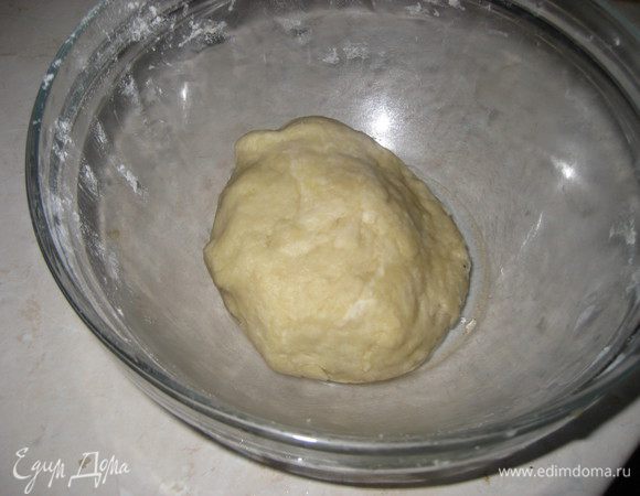 Для начала приготовим тесто. Смешиваем все ингредиенты и замешиваем мягкое тесто.





