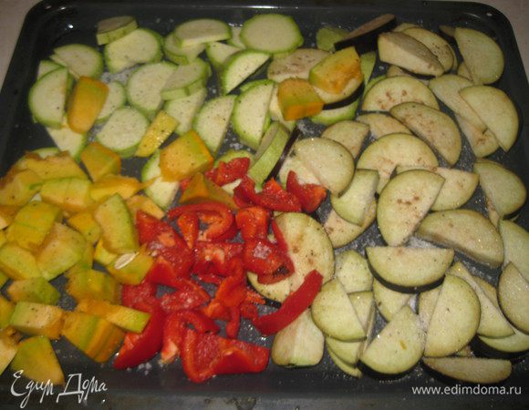 Тыкву очищаем от кожуры и семян, нарезаем на ломтики. Нарезаем также на крупные ломтики перец, кабачок, баклажан. Выкладываем на противень, посыпаем сахаром, солью, и запекаем 15-20 минут при темп.220гр. Овощи должны быть почти готовы.