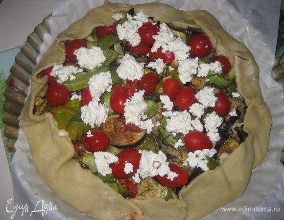 Защипываем  галету по краям, выкладываем помидоры черри и сыр. Запекаем при темп. 200 гр. 35-40 мин.