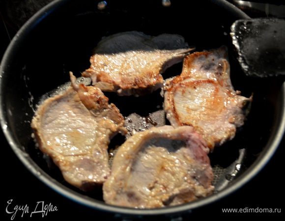 Разогреть вновь сковороду.Посолить свин.отбивные и поперчить.Добавить раст.масло затем выложить свин.отбивные.И жарить до готовности.
Готовые отбивные снять с огня,выложить на тарелку и прикрыть фольгой.