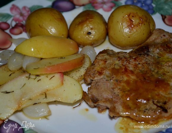 Смешать муку с бульоном хорошенько.Вылить на сковороду перемешивая все остатки после отбивных.И дать немного постоять на огне .Как закипит снять с огня ,добавить уксус и 1 ч.л слив.масло.Подавать соус со свиными отбивными и яблоками.