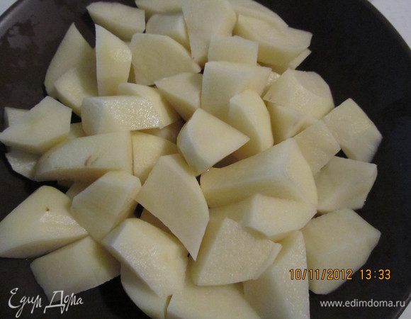 Картошку  почистить, помыть и нарезать на крупные кусочки.